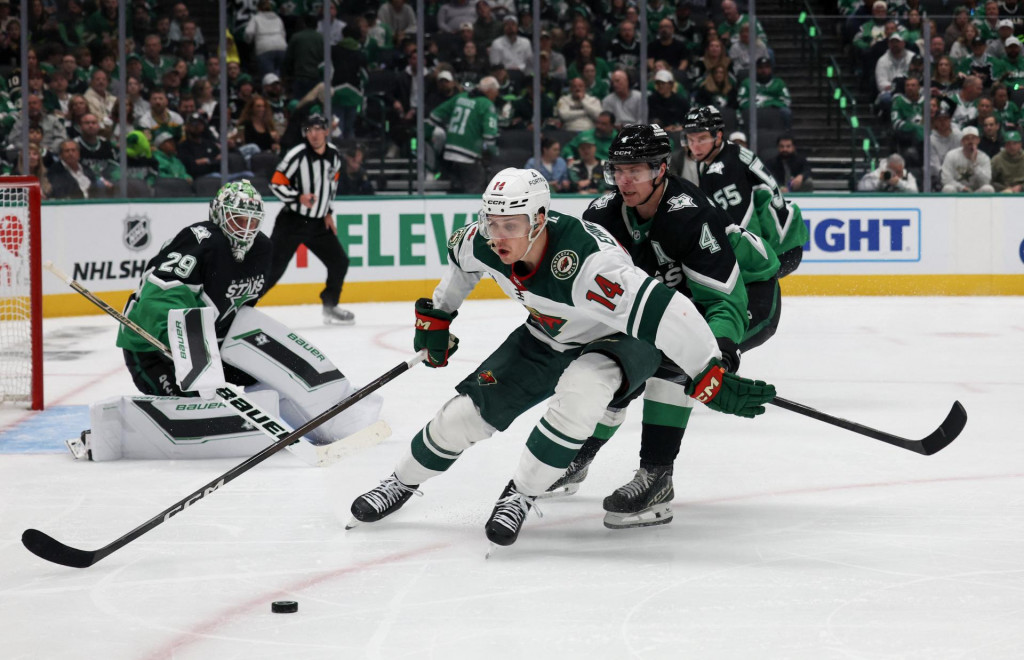 Center Minnesoty Wild Joel Eriksson Ek (14) v akcii proti obrancovi Dallasu Stars Mirovi Heiskanenovi (4) v tretej tretine. FOTO Thomas Shea/Imagn Images