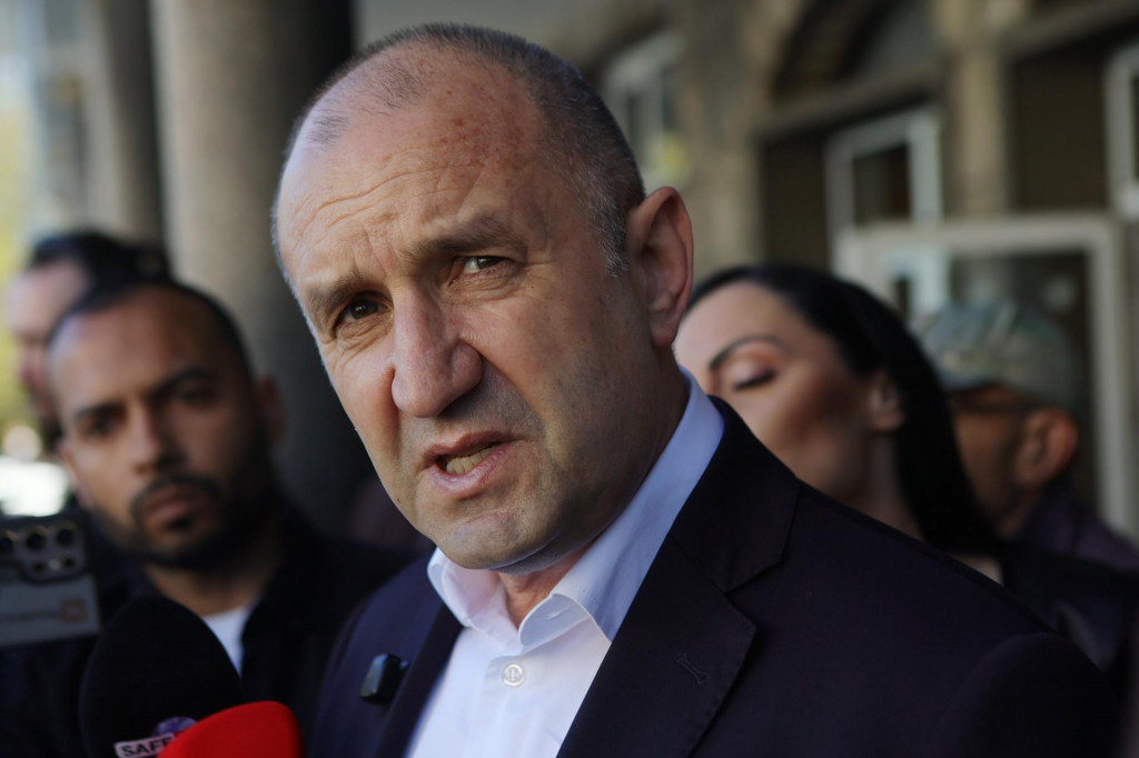 B&yacute;val&yacute; bulharsk&yacute; prezident Rumen Radev odpoved&aacute; na ot&aacute;zky novin&aacute;rov po odovzdan&iacute; hlasovacieho l&iacute;stka volebnej miestnosti v Sofii počas predčasn&yacute;ch parlamentn&yacute;ch volieb v Bulharsku. FOTO: TASR/AP