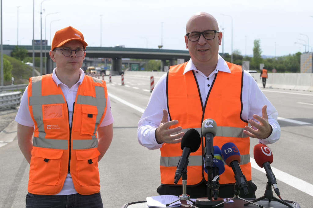 Na sn&iacute;mke vpravo minister dopravy Jozef R&aacute;ž ml. a vľavo gener&aacute;lny riaditeľ N&aacute;rodnej diaľničnej spoločnosti Filip Mach&aacute;ček počas tlačovej konferencie o pokroku na stavbe D1 &ndash; Triblavina v Bratislave 19. apr&iacute;la 2026. FOTO: TASR/Maro&scaron; Herc
