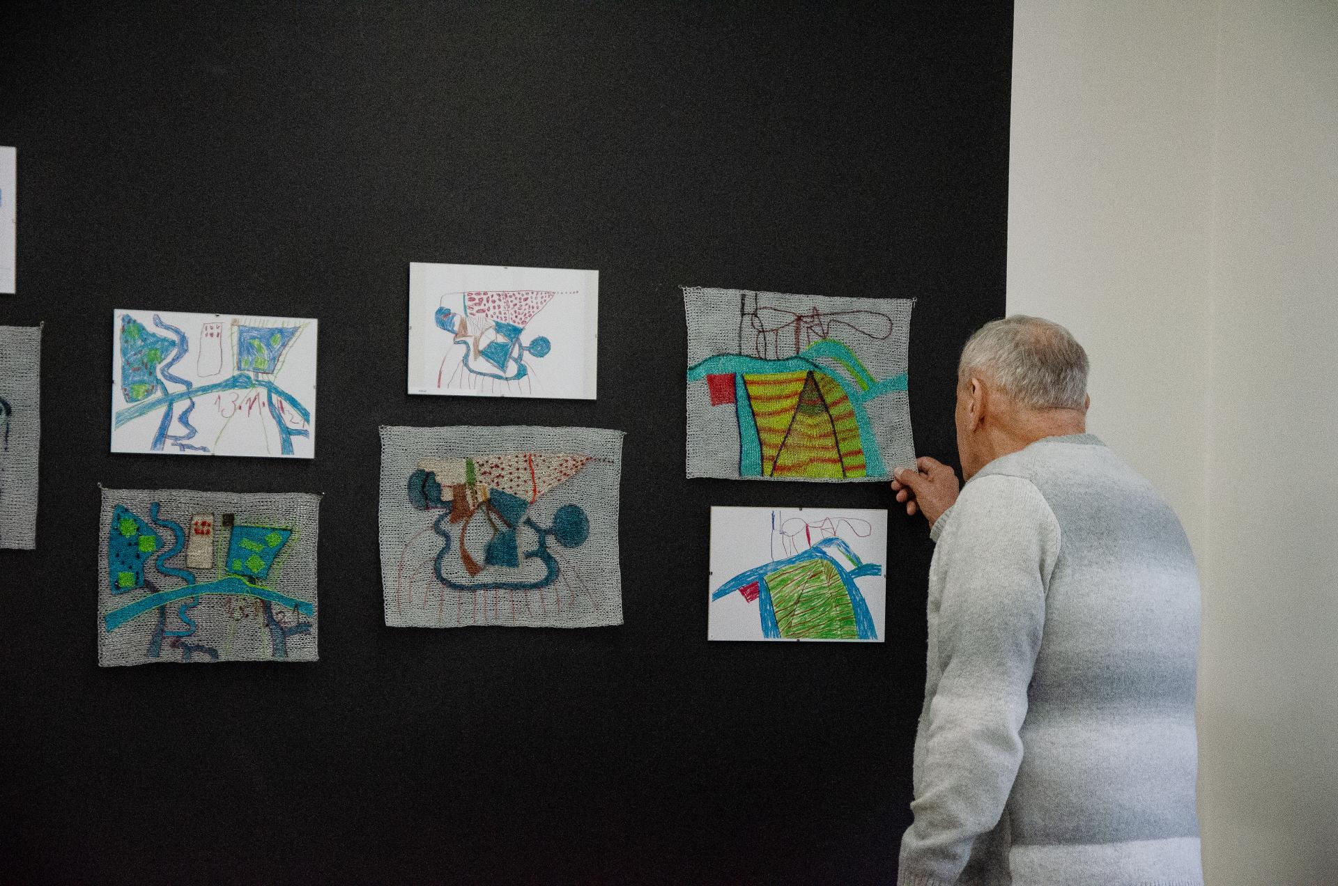 Kresby vnúčat premieňa na umelecké diela. Detskú fantáziu spojila s drotárskym remeslom