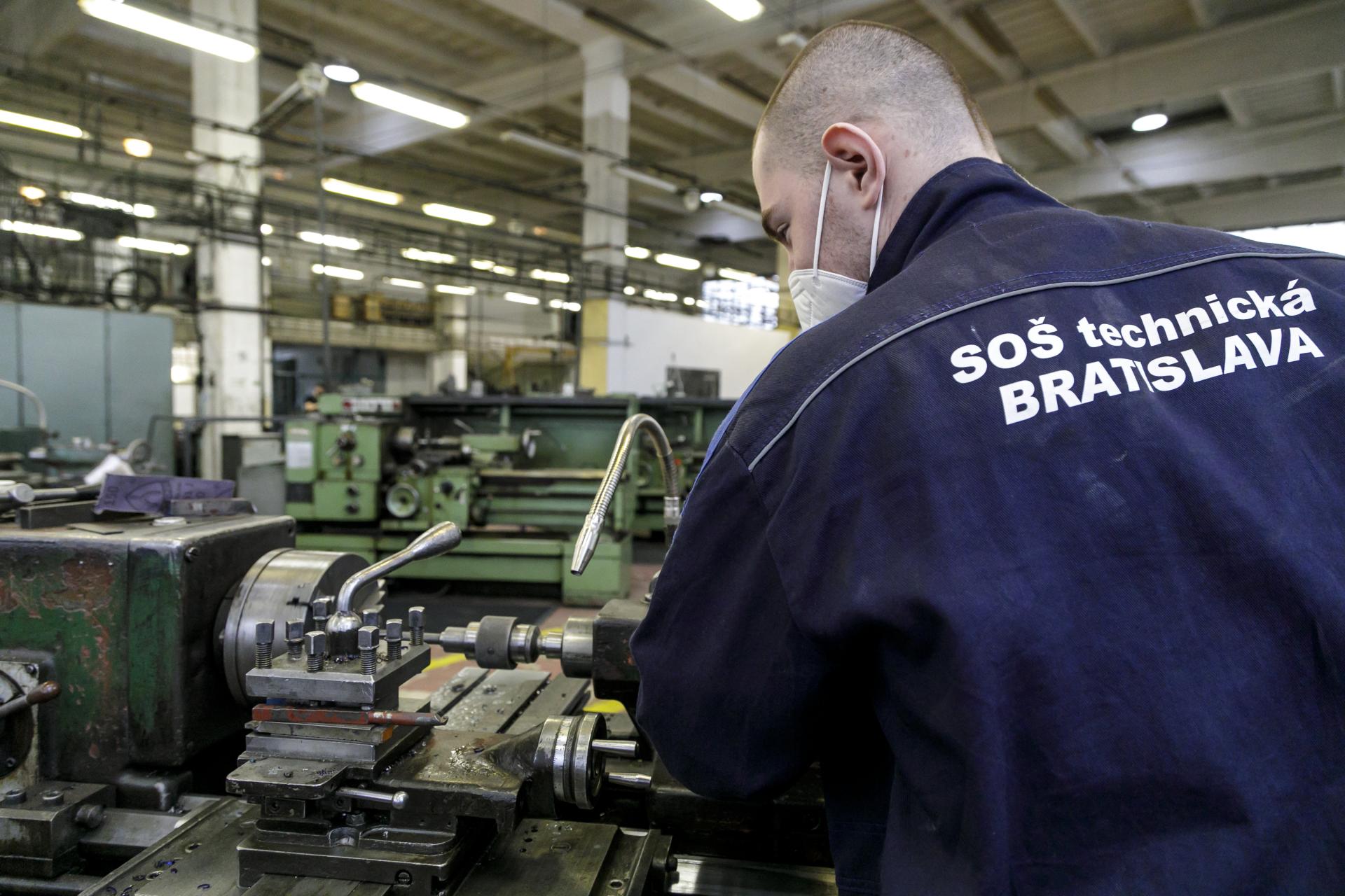 Drucker chce zru&scaron;iť dvojročn&eacute; učili&scaron;tia a nahradiť ich nov&yacute;m modelom. Zmena sa dotkne tis&iacute;cok žiakov