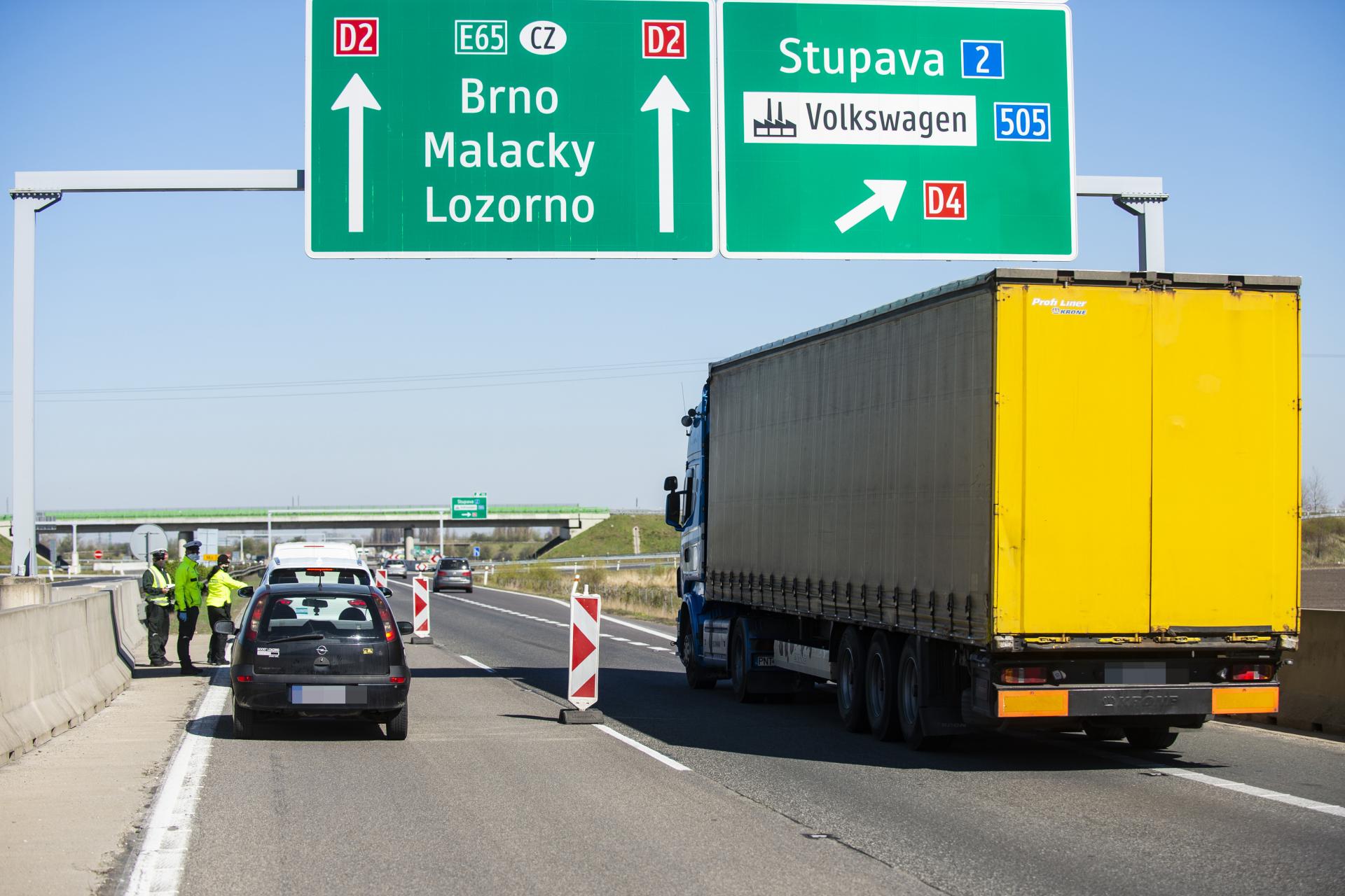 Najstar&scaron;ia diaľnica na Slovensku m&aacute; probl&eacute;my. Pom&ocirc;cť jej maj&uacute; nov&eacute; križovatky na Z&aacute;hor&iacute; aj v Bratislave