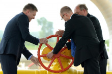 Takto politici v roku 2014 p&uacute;&scaron;ťali sp&auml;tn&yacute; chod plynu zo Slovenska na Ukrajinu. No surovina v opačnom smere od roku 2025 vyschla.

FOTO: TASR/ F. Iv&aacute;n