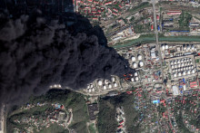 Satelitn&aacute; sn&iacute;mka zobrazuje dym valiaci sa z požiaru po &uacute;tokoch dronov na rusk&eacute; ropn&eacute; zariadenie v čiernomorskom pr&iacute;stave Tuapse v Krasnodarskom kraji v Rusku (16. apr&iacute;la 2026). FOTO: Reuters/Vantor