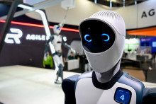 Edek predstavuje jedn&eacute;ho z prv&yacute;ch robotick&yacute;ch influencerov. Na internete p&uacute;ta ohromn&uacute; pozornosť. Zdroj: Reuters