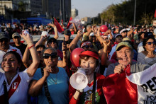 Podporovatelia prezidentsk&eacute;ho kandid&aacute;ta Rafaela L&oacute;peza Aliagu pochoduj&uacute; v Lime v Peru. FOTO: Reuters