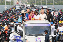 &Uacute;raduj&uacute;ca prezidentka Venezuely Delcy Rodriguezov&aacute; cestuje autobusom na podujatie, ktor&yacute;m sa zač&iacute;na &bdquo;P&uacute;ť za mier a bez sankci&iacute;&ldquo;. FOTO: Reuters