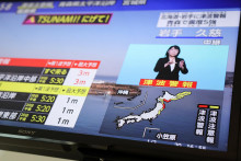Telev&iacute;zna obrazovka zobrazuje spravodajsk&uacute; spr&aacute;vu o varovan&iacute; Japonskej meteorologickej agent&uacute;ry pred cunami po zemetrasen&iacute; s predbežnou magnit&uacute;dou 7,4, ktor&eacute; zasiahlo severov&yacute;chodn&eacute; pobrežie Japonska. FOTO: Reuters