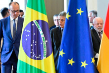 Nemeck&yacute; kancel&aacute;r Friedirch Merz a braz&iacute;lsky prezident Luiz Inacio Lula da Silva na Hannorveskom veľtrhu. FOTO: Reuters