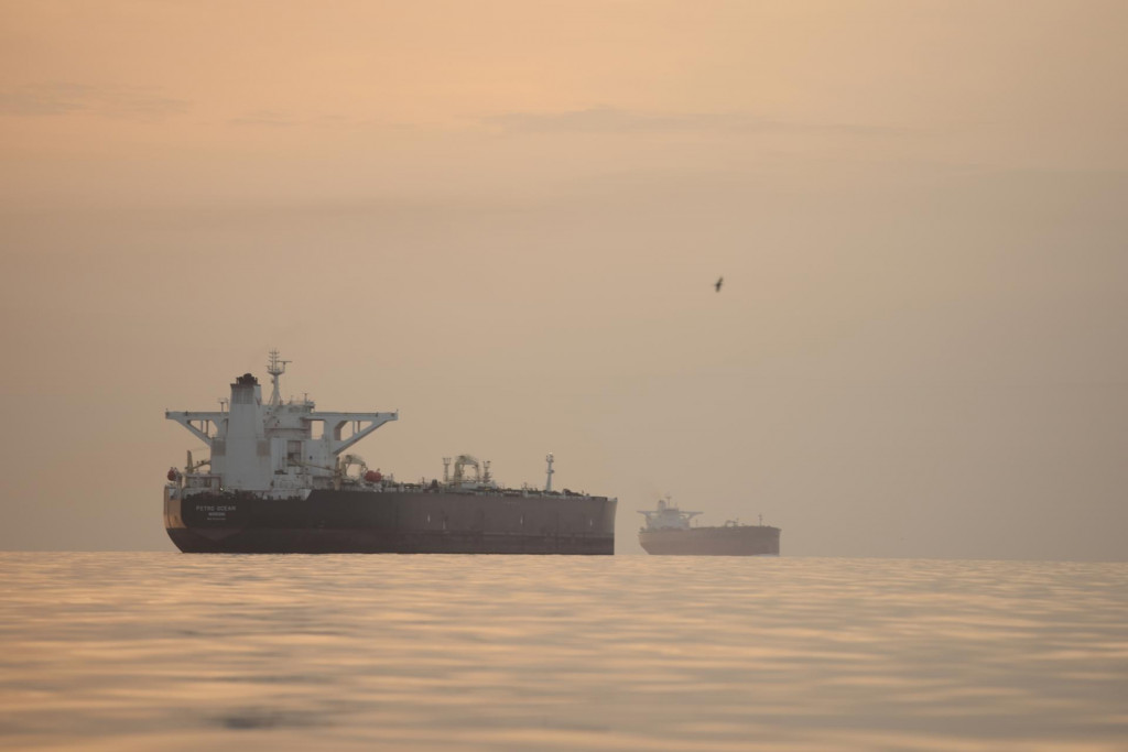 Na sn&iacute;mke tanker kotv&iacute; v Hormuzskom prielive neďaleko ostrova Ke&scaron;m v sobotu 17. apr&iacute;la 2026. Ir&aacute;nske vojnov&eacute; lode ostreľovali tanker v Hormuzskom prielive, podľa agent&uacute;r AP a AFP to potvrdila v sobotu britsk&aacute; arm&aacute;da. FOTO: TASR/AP