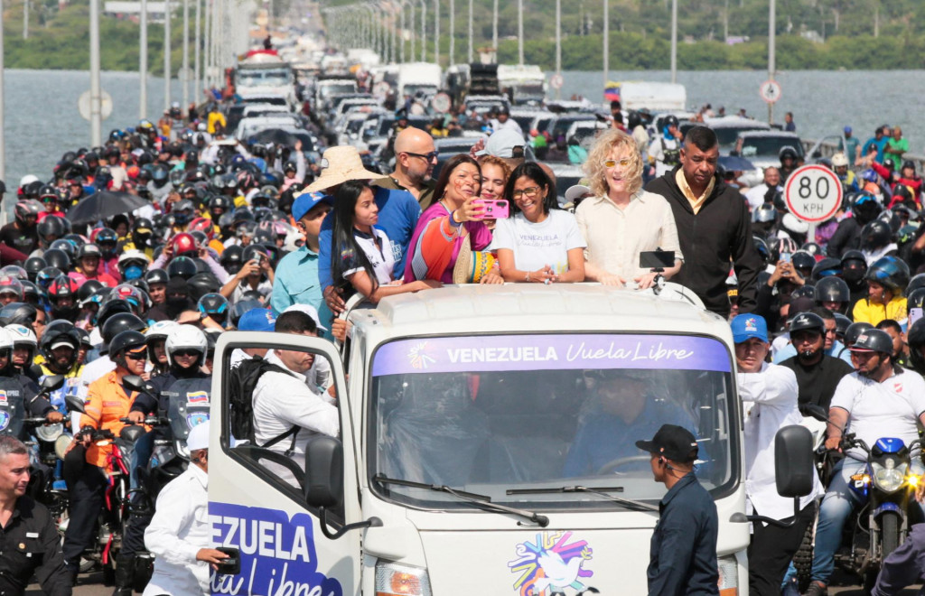 &Uacute;raduj&uacute;ca prezidentka Venezuely Delcy Rodriguezov&aacute; cestuje autobusom na podujatie, ktor&yacute;m sa zač&iacute;na &bdquo;P&uacute;ť za mier a bez sankci&iacute;&ldquo;. FOTO: Reuters