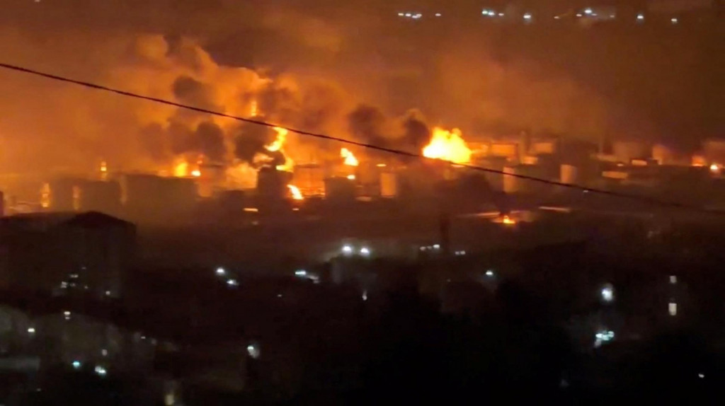 Ničiv&eacute; plamene, ktor&eacute; zachv&aacute;tili rusk&uacute; rafin&eacute;riu v Tuapse. FOTO: Reuters