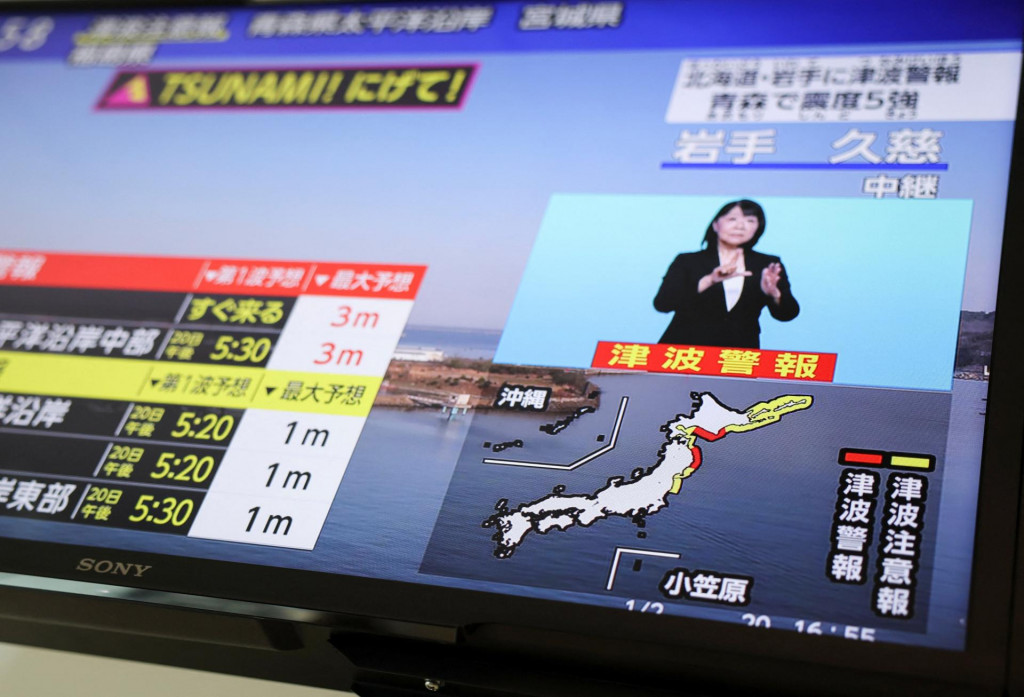 Telev&iacute;zna obrazovka zobrazuje spravodajsk&uacute; spr&aacute;vu o varovan&iacute; Japonskej meteorologickej agent&uacute;ry pred cunami po zemetrasen&iacute; s predbežnou magnit&uacute;dou 7,4, ktor&eacute; zasiahlo severov&yacute;chodn&eacute; pobrežie Japonska. FOTO: Reuters