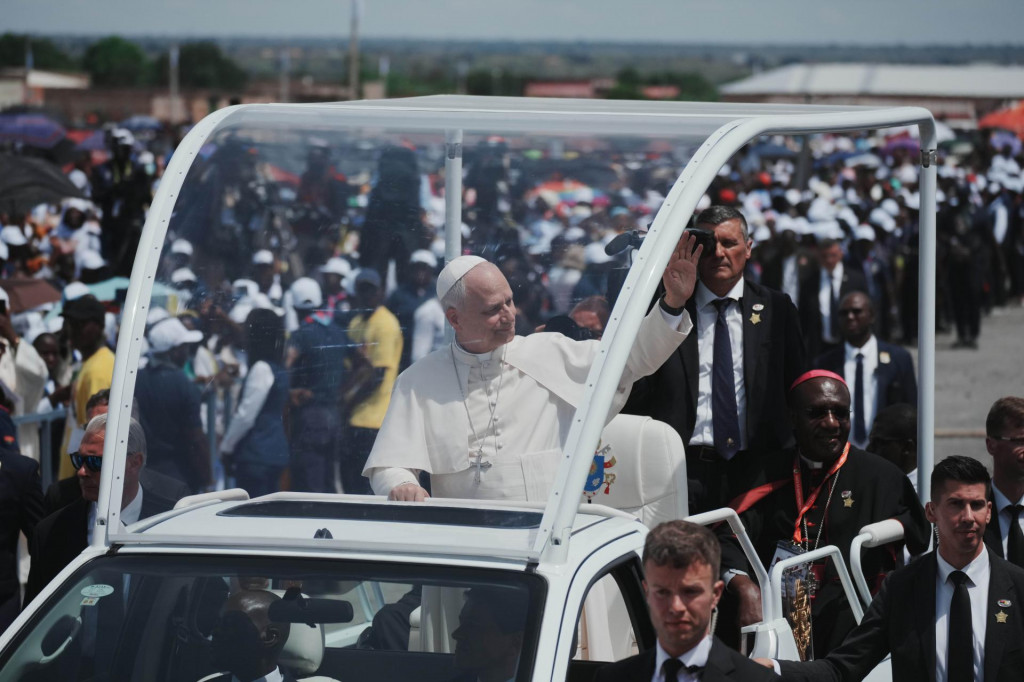 P&aacute;pež Lev XIV. zdrav&iacute; veriacich počas jeho pr&iacute;chodu v papamobile celebrovať z&aacute;verečn&uacute; sv&auml;t&uacute; om&scaron;u počas jeho n&aacute;v&scaron;tevy v angolskom meste Saurimo. FOTO: TASR/AP