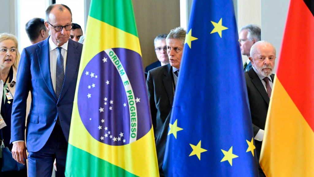 Nemeck&yacute; kancel&aacute;r Friedirch Merz a braz&iacute;lsky prezident Luiz Inacio Lula da Silva na Hannorveskom veľtrhu. FOTO: Reuters