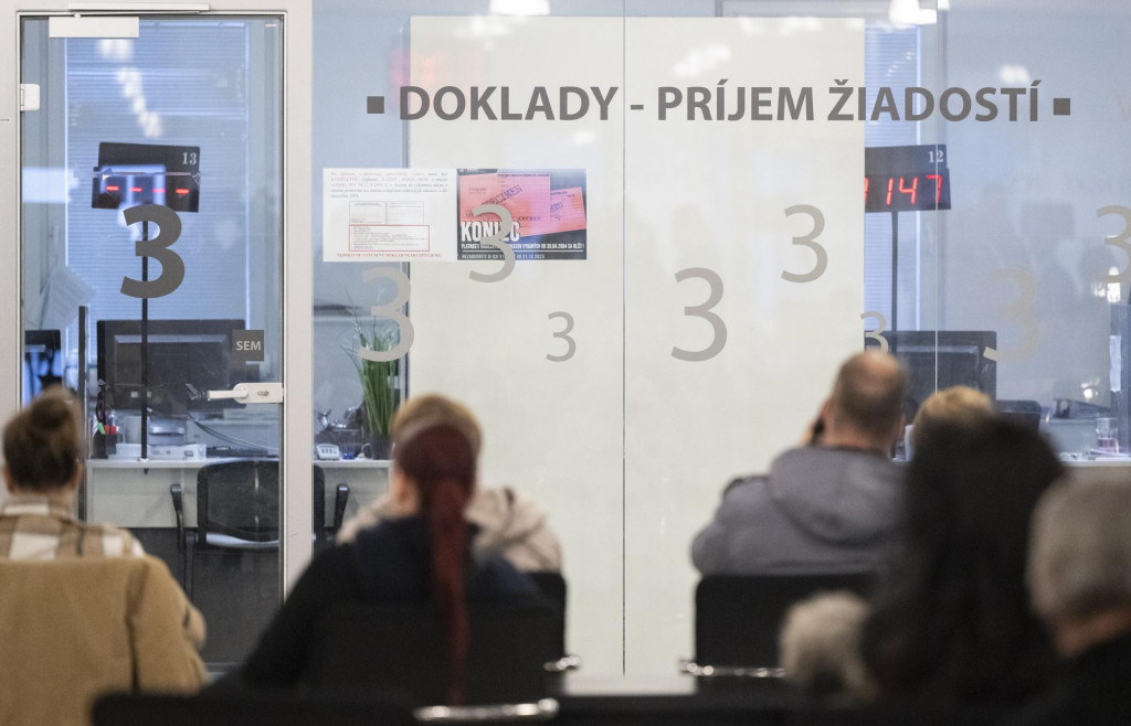 Term&iacute;ny v klientskom centre na Tom&aacute;&scaron;ikovej ulici v Bratislave s&uacute; obsaden&eacute; na cel&eacute; t&yacute;ždne dopredu. FOTO: TASR/M. Baumann