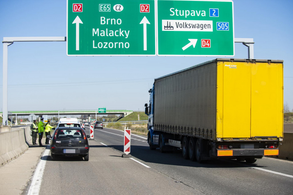 Diaľnica D2 si vyžaduje rekon&scaron;trukciu. FOTO:TASR/J. Kotian