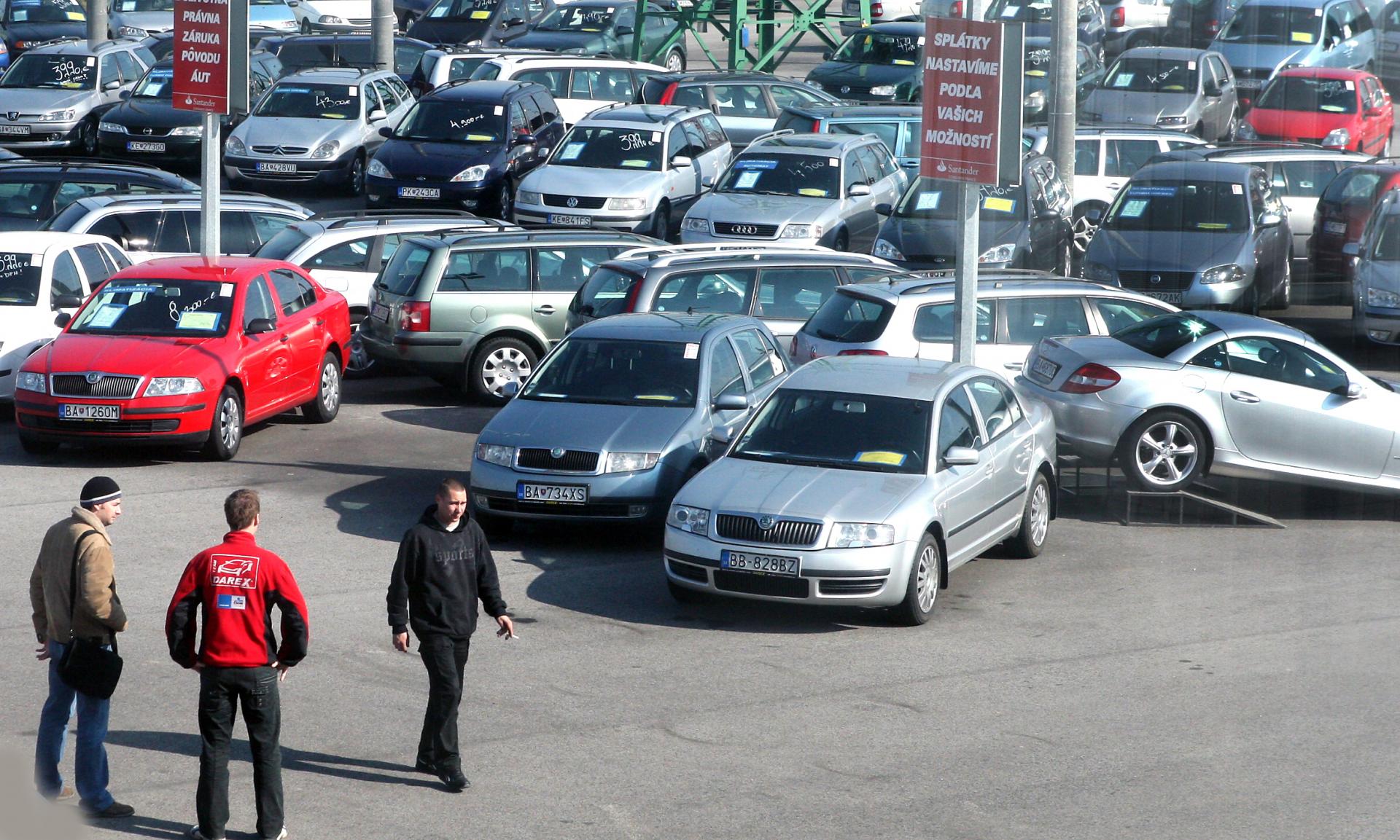 Predaj zánovných vozidiel na Slovensku klesol, zvýšil sa záujem o drahšie autá, ukazuje analýza