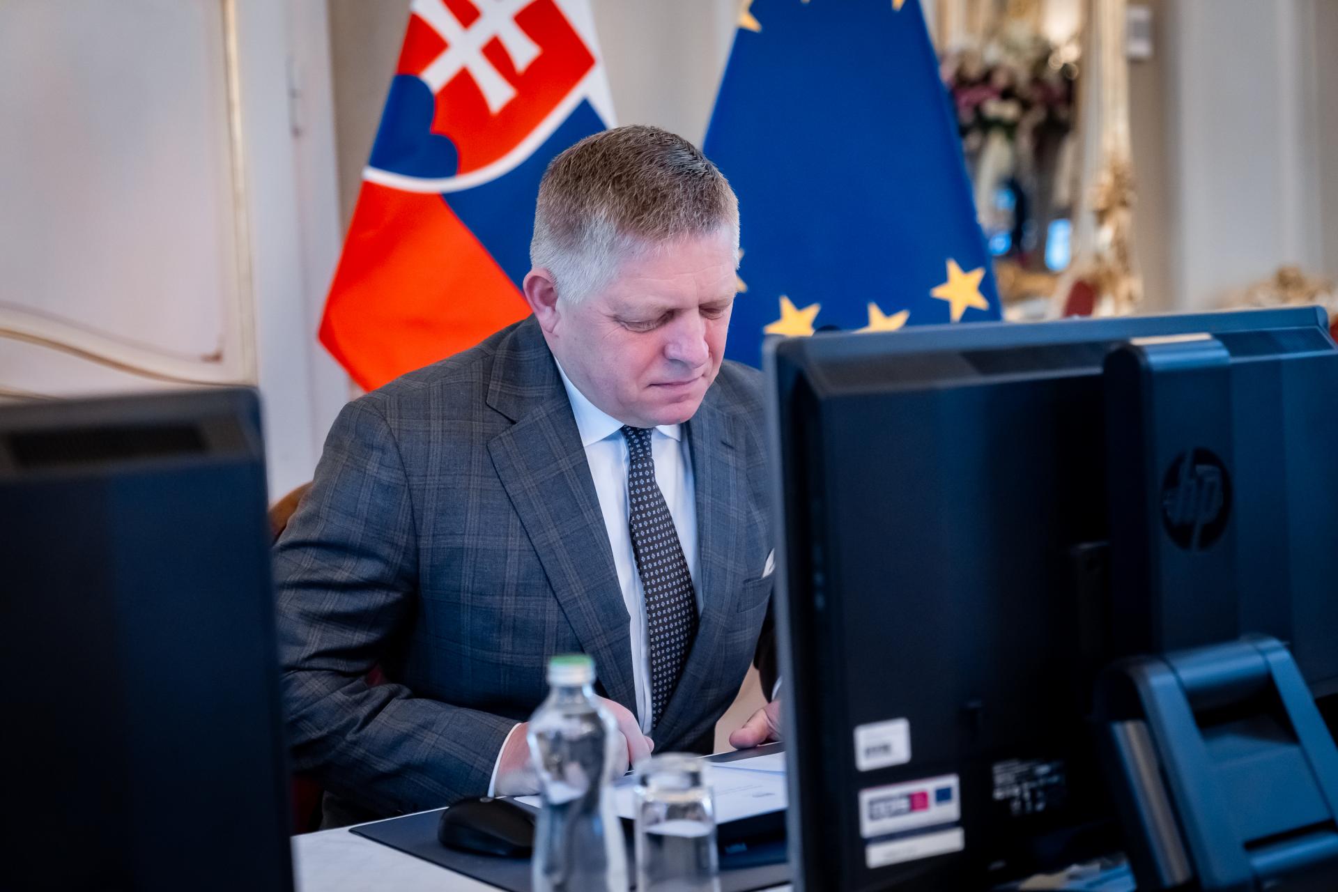 Fico musí riešiť spor o platy členov vlády. Hlas a SNS chcú zmrazenie, Smer je proti