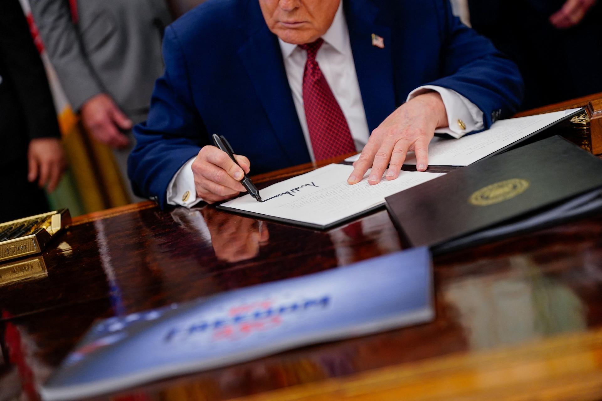 Trumpove cl&aacute;: &Scaron;&eacute;f Bieleho domu tvrd&iacute;, že bude pam&auml;tať na firmy, ktor&eacute; nezažiadali o vr&aacute;tenie coln&eacute;ho poplatku