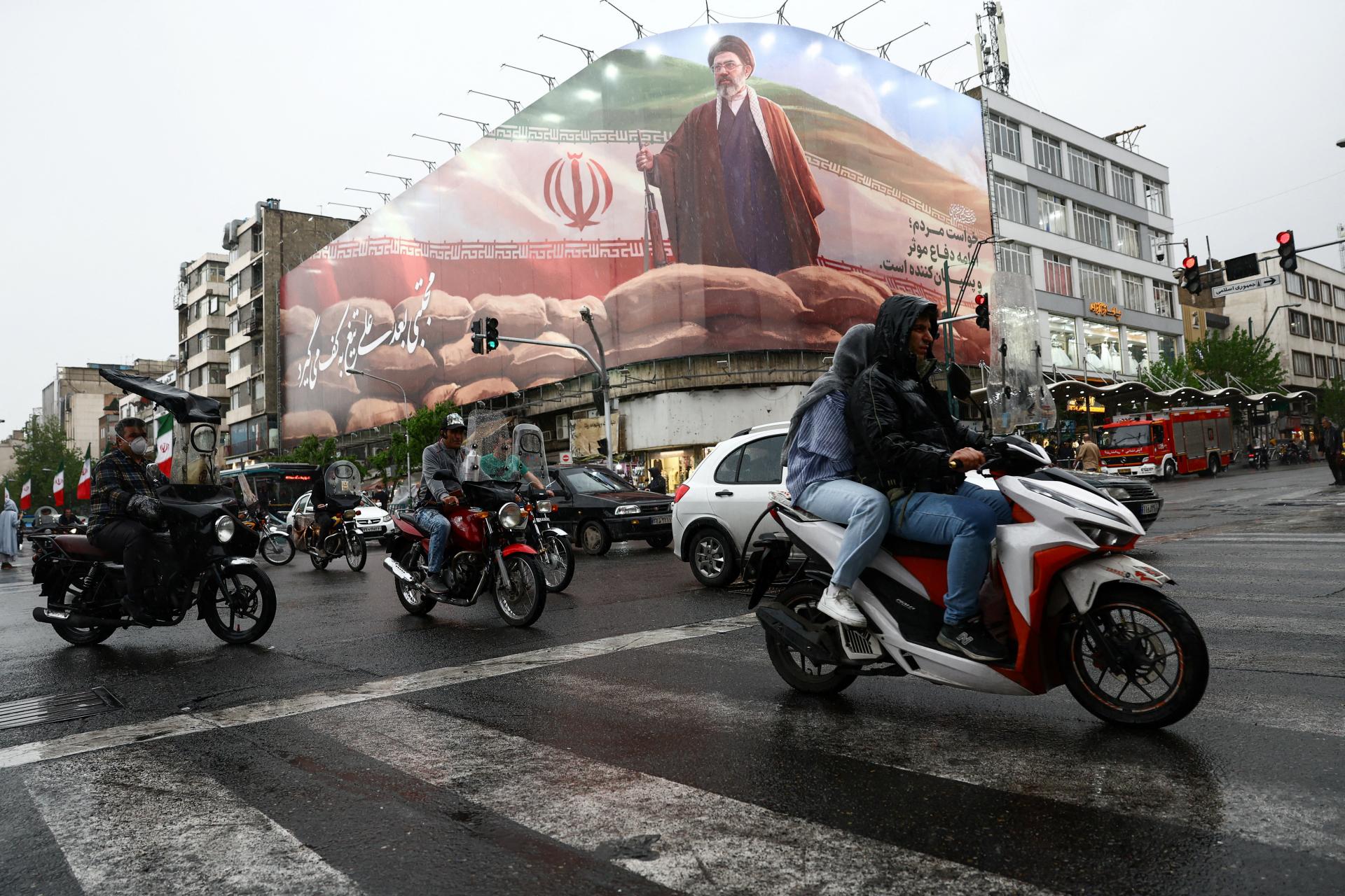 Iránske revolučné gardy pred predĺžením prímeria pohrozili zničením ropného priemyslu v Perzskom zálive