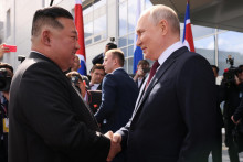 Rusk&yacute; prezident Vladimir Putin si pod&aacute;va ruku so severok&oacute;rejsk&yacute;m vodcom Kim Čong-unom (13. septembra 2023). FOTO: Reuters