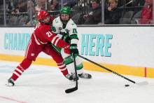 Ryan Botterill (21) a Keaton Verhoeff. FOTO: Reuters