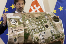 Minister obrany Robert Kaliň&aacute;k 15. apr&iacute;la ukazuje miesto na Ukrajine, kde podľa neho uviazla v ropovode Družba ropa pre Slovensko. FOTO: TASR/ M. Baumann