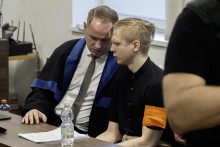 Na sn&iacute;mke obžalovan&yacute; Samuel Stra&scaron;ko (druh&yacute; zľava) sed&iacute; v s&uacute;dnej sieni počas pojedn&aacute;vania vo veci vlaňaj&scaron;ieho &uacute;toku nožom na gymn&aacute;ziu v Spi&scaron;skej Starej Vsi na &Scaron;pecializovanom trestnom s&uacute;de v Pezinku v piatok 17. apr&iacute;la 2026.

FOTO: TASR/Martin Baumann