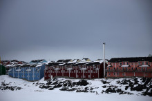 Pohľad na hlavn&eacute; mesto Gr&oacute;nska Nuuk. FOTO: REUTERS
