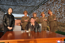 Kim Čong-un a jeho dc&eacute;ra Kim Ču-e po boku vojensk&yacute;ch hodnost&aacute;rov sleduj&uacute; sk&uacute;&scaron;obn&eacute; odp&aacute;lenie balistick&yacute;ch rakiet na utajenom mieste v Severnej K&oacute;rei. (19. apr&iacute;la 2026). FOTO: TASR/AP