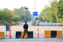 Policajti str&aacute;žia cestu ved&uacute;cu k hotelu Serena, zatiaľ čo sa Pakistan pripravuje na stretnutie USA a Ir&aacute;nu v druhej f&aacute;ze mierov&yacute;ch rozhovorov v Islamabade v Pakistane. FOTO: REUTERS
