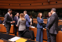 Vľavo slovensk&yacute; minister zahraničn&yacute;ch vec&iacute; a eur&oacute;pskych z&aacute;ležitost&iacute; Juraj Blan&aacute;r, slovinsk&aacute; ministerka zahraničn&yacute;ch vec&iacute; Tanja Fajonov&aacute; (tretia sprava), jej cypersk&yacute; n&aacute;protivok Constantinos Kombos (vpravo) a luxembursk&yacute; minister zahraničn&yacute;ch vec&iacute; Xavier Bettel (druh&yacute; sprava) počas zasadnutia Rady E&Uacute; pre zahraničn&eacute; veci v Luxemburgu. FOTO: TASR/AP