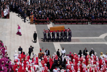 Na arch&iacute;vnej sn&iacute;mke rakva s pozostatkami zosnul&eacute;ho p&aacute;peža Franti&scaron;ka. FOTO: TASR/AP
