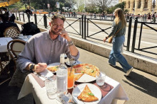 Travel influencer Milan Bez Mapy.