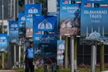 Pakistansk&yacute; policajt kr&aacute;ča okolo bilbordov počas spr&iacute;snen&yacute;ch bezpečnostn&yacute;ch opatren&iacute; neďaleko hotela Serena pred 2. kolom rokovan&iacute; Ir&aacute;nu so Spojen&yacute;mi &scaron;t&aacute;tmi v Islamabade v utorok 21. apr&iacute;la 2026. FOTO: TASR/AP