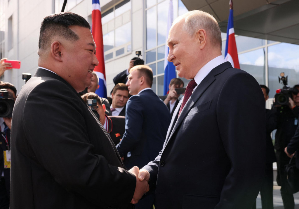 Rusk&yacute; prezident Vladimir Putin si pod&aacute;va ruku so severok&oacute;rejsk&yacute;m vodcom Kim Čong-unom (13. septembra 2023). FOTO: Reuters