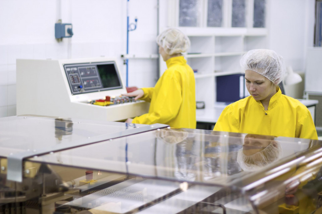 Tri &scaron;tvrtiny firiem v technick&yacute;ch a administrat&iacute;vnych sektoroch v s&uacute;časnosti uprednostn&iacute; kandid&aacute;ta s minim&aacute;lne jednoročnou praxou. FOTO: Dreamstime