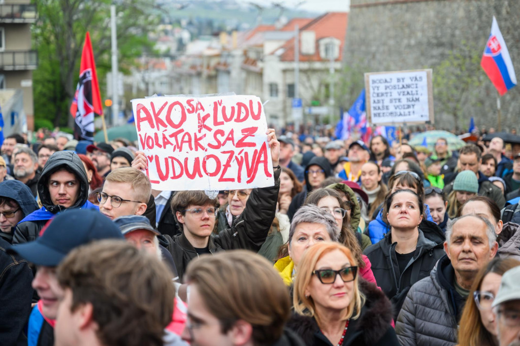 Protest pred budovou NRSR v Bratislave. FOTO: TASR/Jaroslav Nov&aacute;k