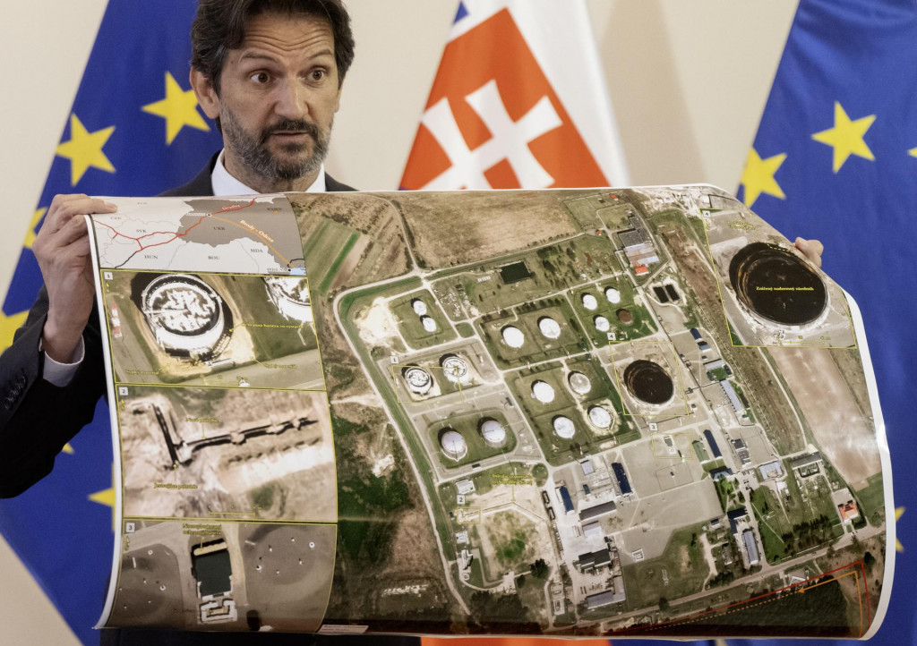 Minister obrany Robert Kaliň&aacute;k 15. apr&iacute;la ukazuje miesto na Ukrajine, kde podľa neho uviazla v ropovode Družba ropa pre Slovensko. FOTO: TASR/ M. Baumann