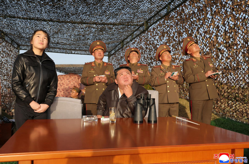 Kim Čong-un a jeho dc&eacute;ra Kim Ču-e po boku vojensk&yacute;ch hodnost&aacute;rov sleduj&uacute; sk&uacute;&scaron;obn&eacute; odp&aacute;lenie balistick&yacute;ch rakiet na utajenom mieste v Severnej K&oacute;rei. (19. apr&iacute;la 2026). FOTO: TASR/AP