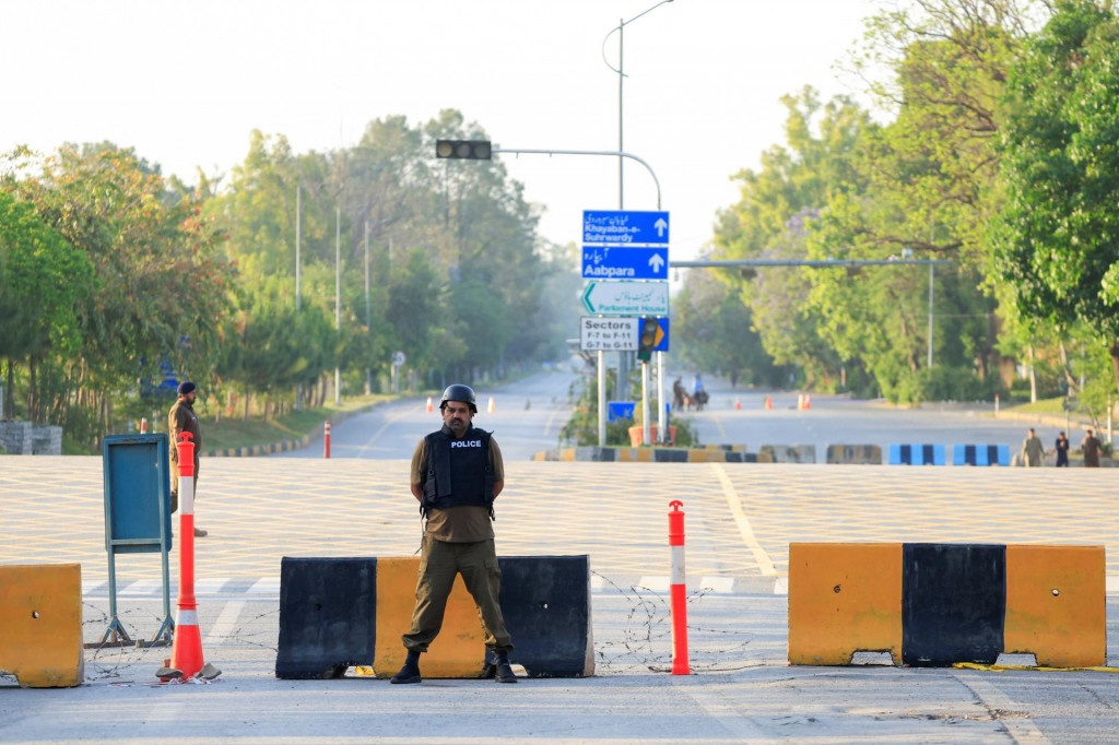 Policajti str&aacute;žia cestu ved&uacute;cu k hotelu Serena, zatiaľ čo sa Pakistan pripravuje na stretnutie USA a Ir&aacute;nu v druhej f&aacute;ze mierov&yacute;ch rozhovorov v Islamabade v Pakistane. FOTO: REUTERS