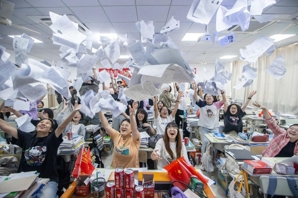 Č&iacute;nske Gaokao p&iacute;&scaron;u naraz mili&oacute;ny ľud&iacute;