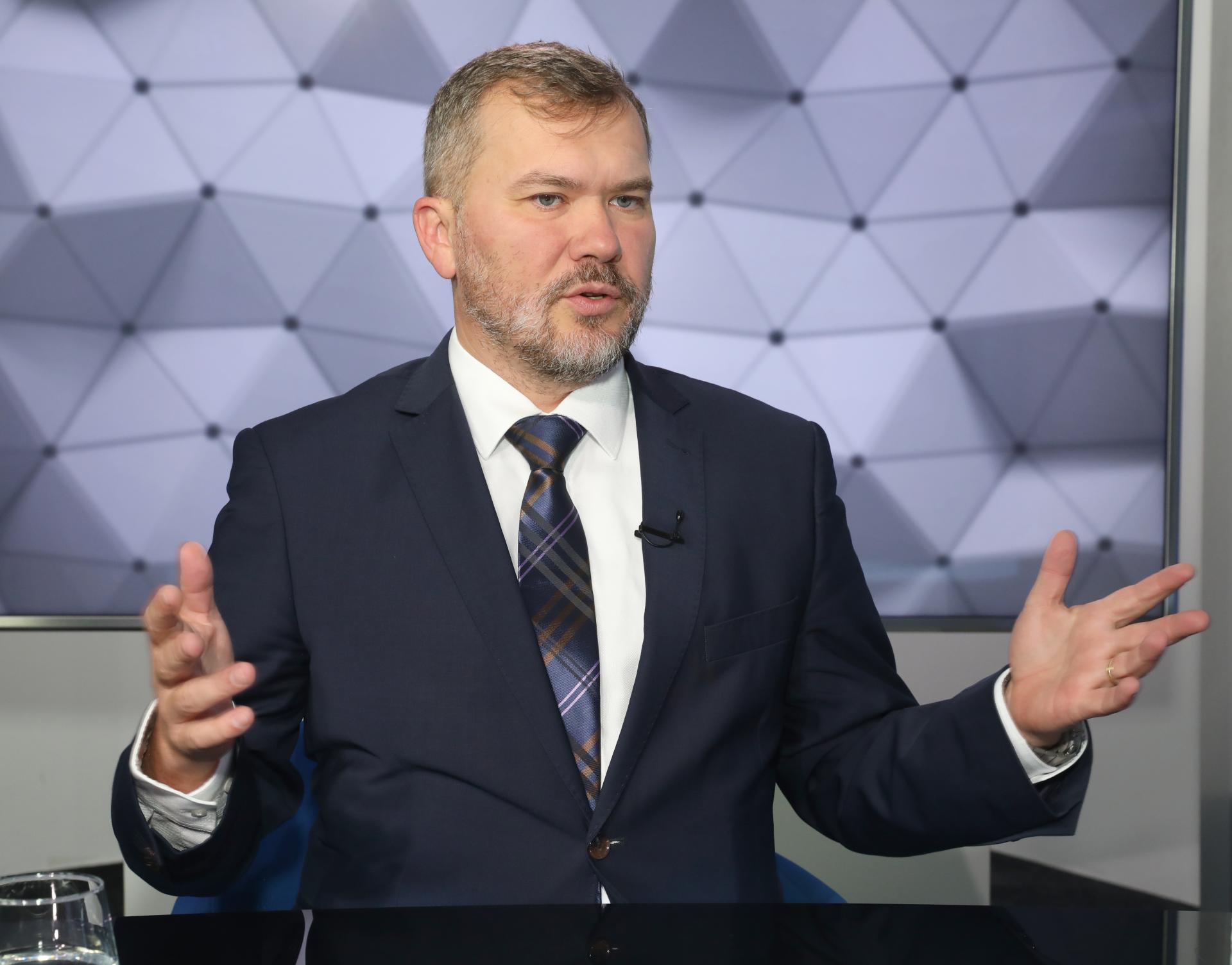 Opoz&iacute;cia kritizuje zlyhanie v PPA, ktorej hroz&iacute; strata akredit&aacute;cie. Vyz&yacute;va na odst&uacute;penie ministra aj vl&aacute;dy