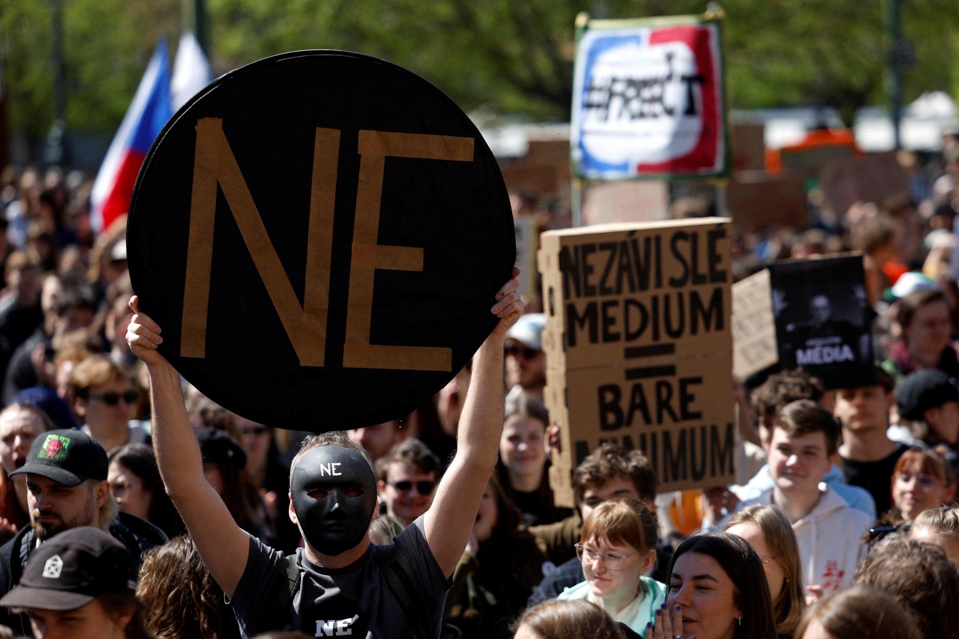 Českí študenti vyšli do ulíc, protestovali za nezávislosť verejnoprávnych médií