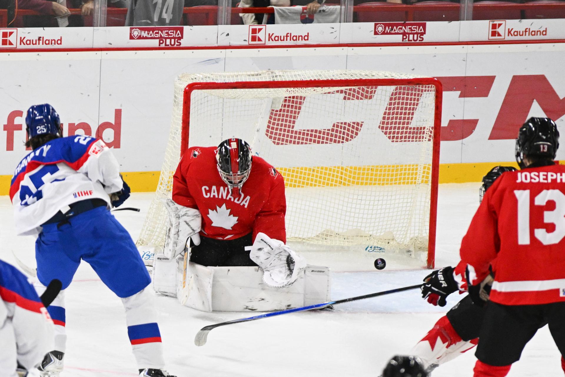 Slovenská senzácia v Trenčíne. Mladíci porazili Kanadu a berú prvé víťazstvo na turnaji