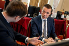 Minister &scaron;kolstva Tom&aacute;&scaron; Drucker na&scaron;e v&yacute;sedky v medzin&aacute;rodnom porovnan&iacute; PISA pr&aacute;vom nazval n&aacute;rodnou trag&eacute;diou. FOTO: &Uacute;rad vl&aacute;dy