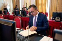 Minister pr&aacute;ce, soci&aacute;lnych vec&iacute; a rodiny Erik Tom&aacute;&scaron; na rokovan&iacute; ministrov na &Uacute;rade vl&aacute;dy. FOTO: &Uacute;rad vl&aacute;dy SR