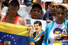 Podporovatelia zosaden&eacute;ho venezuelsk&eacute;ho prezidenta Nicolasa Madura a jeho manželky Cilie Floresovej. FOTO: REUTERS