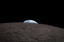 Pos&aacute;dka NASA Artemis II zachytila ​​z&aacute;ber z&aacute;padu Zeme pri prelete za odvr&aacute;ten&uacute; stranu Mesiaca.